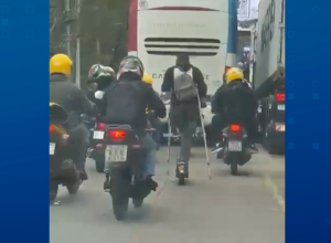homem-sem-perna-e-de-muletas-anda-de-patinete-em-meio-ao-transito-na-fronteira