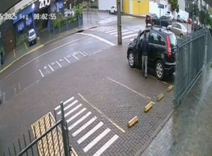camera-registra-acidente-em-que-carro-bateu-contra-tapume-de-obra-em-cascavel
