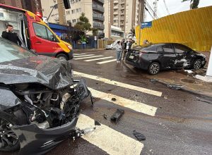 apos-acidente,-carro-bate-contra-tapume-de-construcao-no-centro-de-cascavel