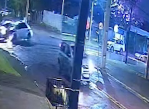 camera-de-seguranca-flagra-acidente-entre-dois-carros-em-cruzamento-no-sao-cristovao
