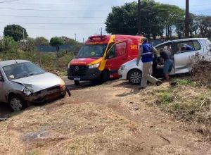 idosa-de-98-anos-sofre-fratura-apos-batida-entre-dois-carros-em-cascavel