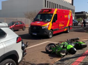 duas-motos-batem-e-atingem-veiculo-e-moto-estacionados-no-bairro-neva-em-cascavel