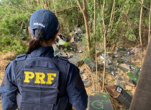 prf-apreende-200-mil-macos-de-cigarros-apos-acidente-com-carreta-na-br-163,-em-terra-roxa
