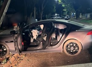 homem-e-assaltado-e-carro-roubado-colide-em-poste-durante-fuga-em-umuarama