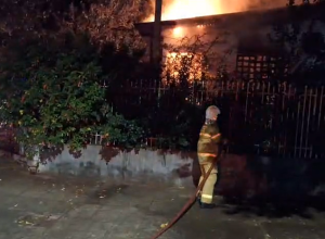 casa-e-destruida-por-incendio-no-bairro-parque-sao-paulo;-ha-suspeitas-de-crime