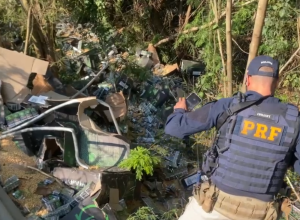 carreta-lotada-de-cigarros-contrabandeados-do-paraguai-tomba-no-oeste-do-parana