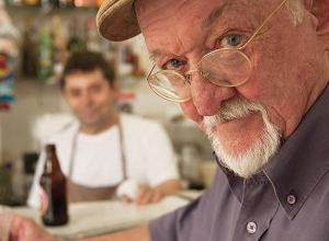 despedida-de-jaguar-tem-velorio-decorado-com-criacoes-do-cartunista