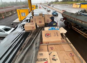 prf-apreende-carreta-com-grande-quantidade-de-cigarros-contrabandeados-em-cascavel