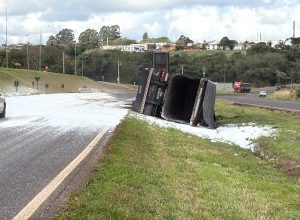 carreta-tomba-na-br-467-em-cascavel-e-espalha-25-toneladas-de-ureia-na-pista