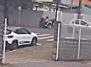 camera-de-seguranca-flagra-acidente-entre-motos-na-rua-presidente-kennedy-em-cascavel