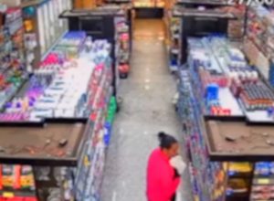 camera-flagra-mulher-furtando-barras-de-chocolate-em-supermercado-de-cascavel