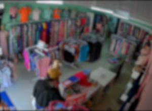 camera-mostra-homem-furtando-celular-em-loja-de-vestuario-em-cascavel