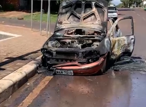 video:-carro-e-completamente-consumido-pelas-chamas-apos-acidente-no-cascavel-velho