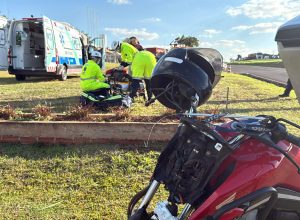 motociclista-fica-ferido-apos-acidente-com-carro-na-marginal-da-br-277,-em-cascavel
