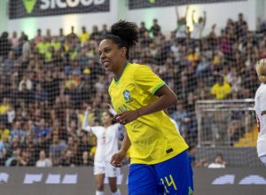 ana-luiza-comemora-artilharia-do-torneio-internacional-de-xanxere