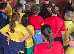alunos-da-associacao-pestalozzi-visitam-6o-batalhao-da-pm-em-cascavel