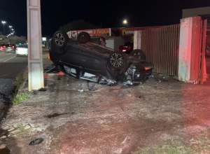 carro-capota-apos-batida-com-caminhao-em-cascavel;-ninguem-se-feriu