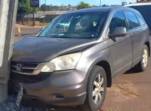 carro-bate-contra-poste-e-interdita-rua-no-bairro-brasilia,-em-cascavel