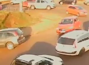 camera-registra-carro-batendo-contra-poste-no-bairro-brasilia-em-cascavel