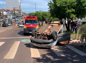 camera-flagra-momento-em-que-carro-bate-em-veiculo-parado-e-capota-na-av.-rocha-pombo