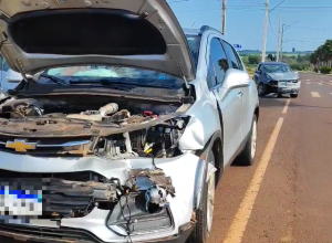 batida-entre-dois-carros-e-registrada-no-bairro-tropical-em-cascavel