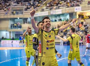 eka-chega-a-50-gols-e-vive-temporada-mais-artilheira-da-carreira-aos-43-anos