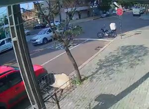 camera-registra-acidente-entre-carro-e-moto-que-deixou-homem-ferido-no-centro-de-cascavel