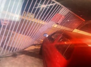 condutora-embriagada-bate-em-veiculos-e-portao-de-residencial-em-cascavel