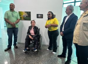 vitima-da-polio,-artista-supera-limites-e-apresenta-exposicao-com-quadros-que-pinta-com-a-boca
