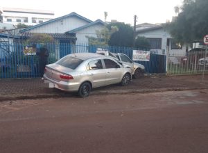 voyage-perde-controle,-atinge-veiculo-estacionado-e-grade-de-residencia-no-centro