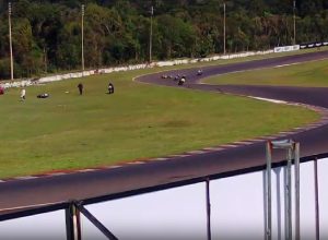 impressionante:-varios-pilotos-sofrem-queda-“simultanea”-durante-moto1000gp-em-cascavel
