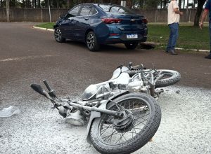 acidente-entre-carro-e-moto-deixa-um-jovem-de-19-anos-ferido-em-cascavel