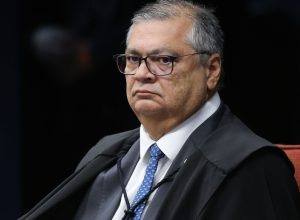 pf-indicia-mulher-que-tentou-agredir-flavio-dino-durante-voo