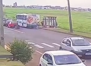 camera-flagra-acidente-com-dois-carros-e-duas-motos-na-avenida-das-pombas