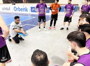 tubarao-encara-o-pato-neste-sabado