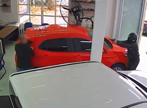 camera-de-seguranca-flagra-execucao-de-homem-em-revenda-de-carros-no-parana