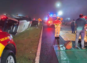onibus-perde-controle-e-tomba-na-br-277-com-35-passageiros;-ao-menos-uma-pessoa-morreu