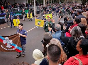 avenida-parana-reune-15-mil-pessoas-no-desfile-de-7-de-setembro-em-foz-do-iguacu