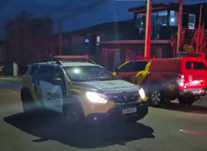 mulher-e-agredida-com-pauladas-na-cabeca-apos-reclamar-de-jovens-em-rua-de-cascavel