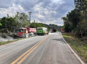 acidente-entre-dois-caminhoes-na-pr-484-proximo-a-ponte-do-jacutinga-deixa-um-morto