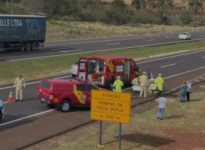 mulher-fica-gravemente-ferida-ao-ser-atropelada-por-caminhao-na-br-277,-em-cascavel
