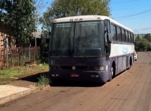 onibus-abandonado-que-virou-palco-de-video-intimo-e-removido-em-cascavel