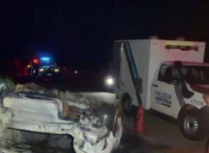 carro-capota-e-pega-fogo-na-br-163;-motorista-foi-ejetado-e-morreu-no-local