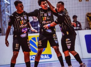 velez-vence-umuarama-e-garante-vaga-nos-playoffs-da-lnf-cresol-2025