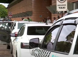 homem-em-situacao-de-rua-ataca-taxi-com-paver-em-cascavel