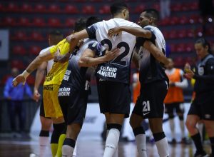 corinthians-aplica-goleada-no-cruzeiro-e-ganha-posicoes-na-lnf-cresol-2025