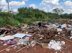 terreno-abandonado-na-regiao-norte-de-cascavel-se-torna-lixao-e-preocupa-moradores