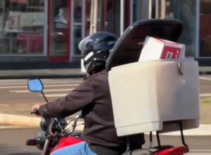 transporte-irregular-de-cargas-por-motofretistas-gera-riscos-de-acidentes