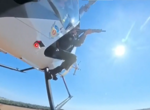 imagens-mostram-helicoptero-da-pm-perseguindo-carro-com-cigarros-do-paraguai