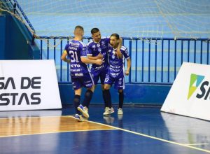 foz-cataratas-goleia-velez-pela-22a-rodada